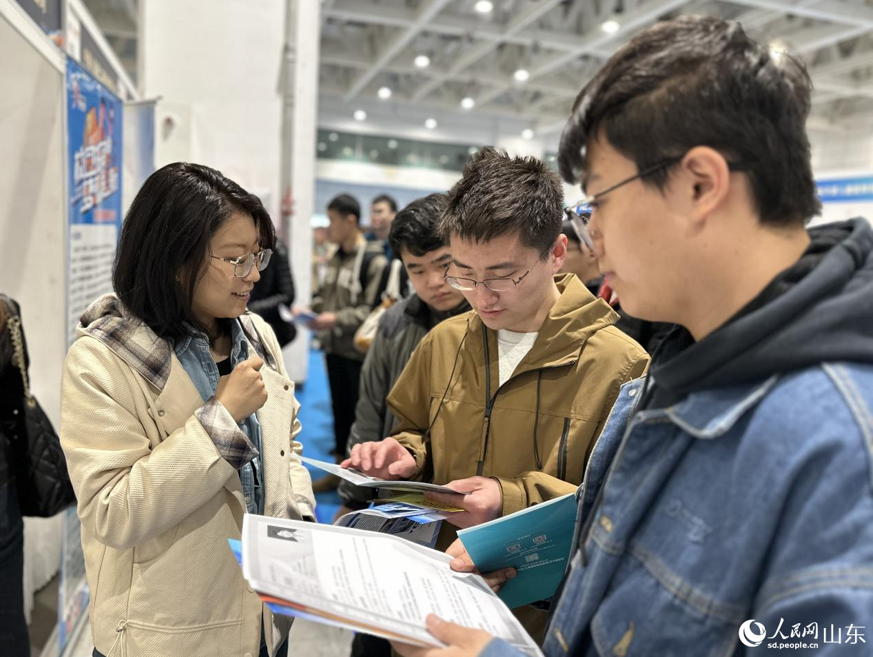 求职者与用人单位双向沟通，达成初步意向。人民网 乔姝摄
