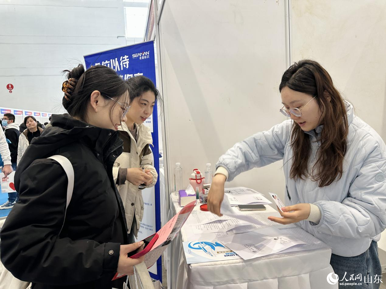 求职者现场提交简历信息。人民网 乔姝摄
