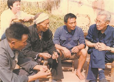 侯光炯（右一）和农民在一起亲切交流。 西南大学档案馆供图